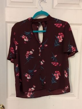 Kaii Burgundy Floral Short-Sleeve Blouse with Keyhole Back
